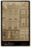 835135 Gezicht op de winkel in garens, band, knopen en modeartikelen A. Bastiaanse (Oudegracht W.Z. 20) te Utrecht.